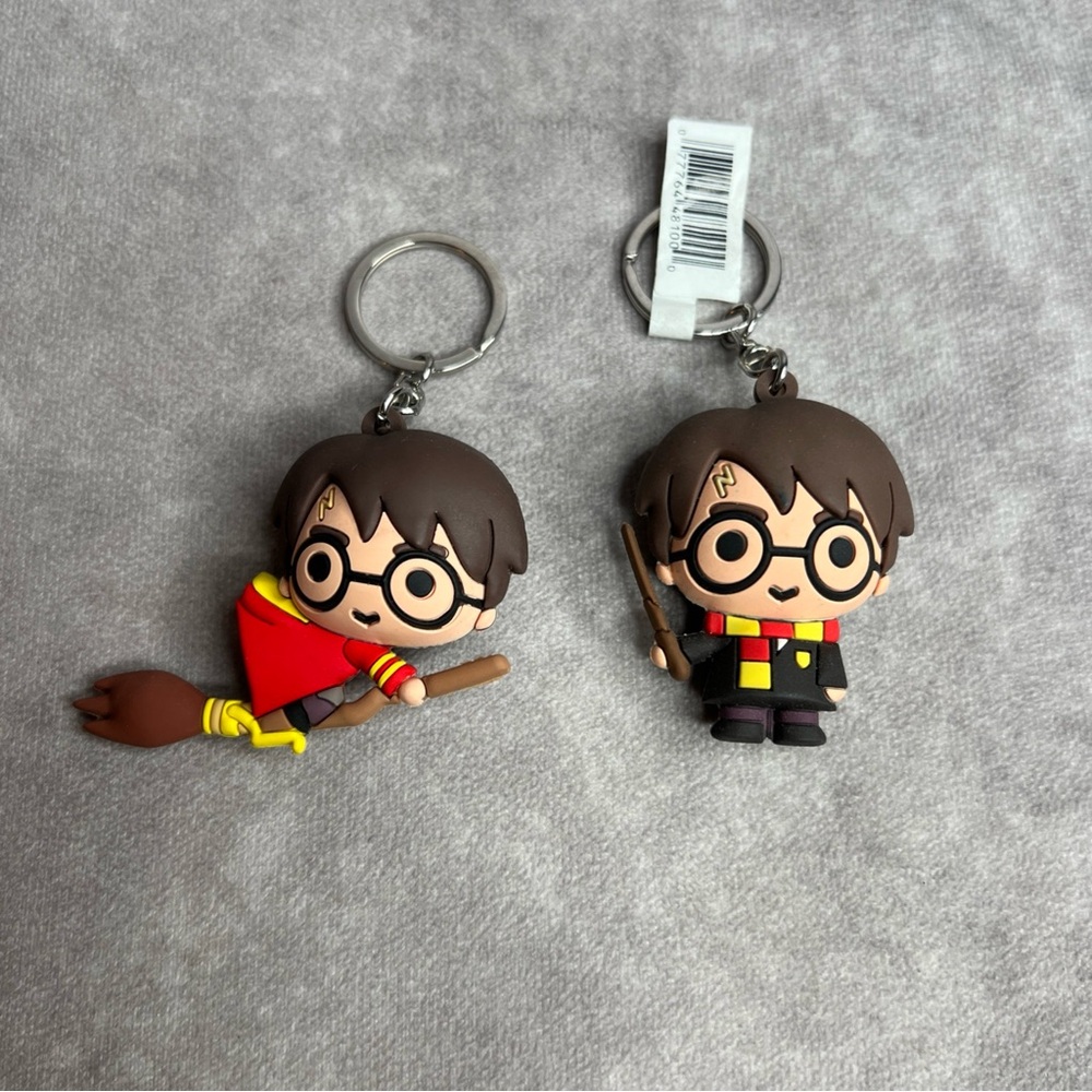 Harry Potter Keychains Lot of 2 Flying Broom & Wand Gryffindor Scarf Wizard